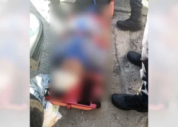 Dos jóvenes resultaron lesionados; vecinos resguardaron la cuatrimoto.