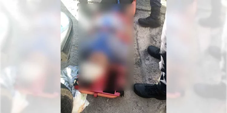 Dos jóvenes resultaron lesionados; vecinos resguardaron la cuatrimoto.