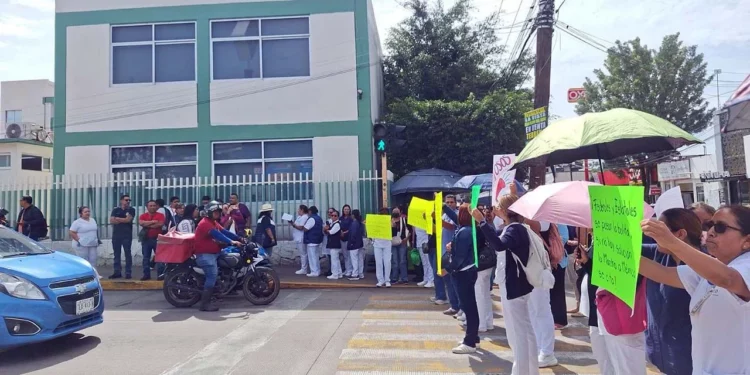 Foto: redes sociales // De nueva cuenta este viernes trabajadores del Hospital Civil salieron a las calles a denunciar deficiencias e indiferencia de autoridades.