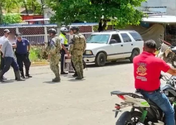 El agresor fue trasladado ante la Fiscalía del Estado tras empuñar un machete e intentar herir a los oficiales viales.