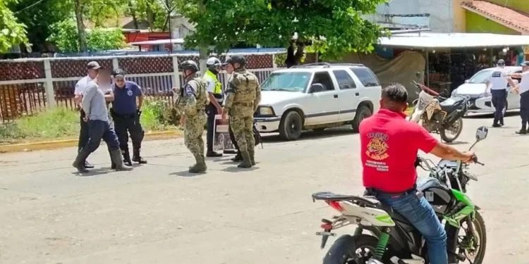 El agresor fue trasladado ante la Fiscalía del Estado tras empuñar un machete e intentar herir a los oficiales viales.