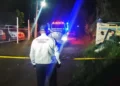 El automóvil Peugeot quedó destrozado de la parte frontal tras estrellarse a alta velocidad contra el camión tipo pipa en la colonia Santa Cruz Santiago.