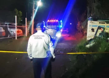 El automóvil Peugeot quedó destrozado de la parte frontal tras estrellarse a alta velocidad contra el camión tipo pipa en la colonia Santa Cruz Santiago.