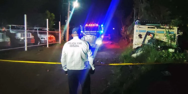 El automóvil Peugeot quedó destrozado de la parte frontal tras estrellarse a alta velocidad contra el camión tipo pipa en la colonia Santa Cruz Santiago.
