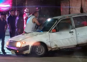 El automóvil Datsun blanco donde viajaba la familia quedó varado sobre la avenida 2 de Abril.