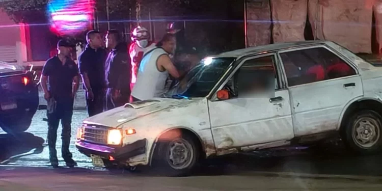 El automóvil Datsun blanco donde viajaba la familia quedó varado sobre la avenida 2 de Abril.