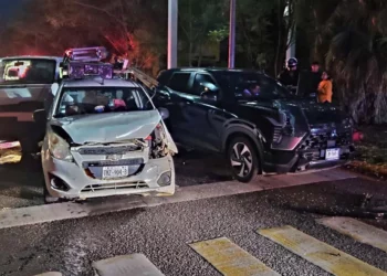 El automóvil Chevrolet Spark quedó con daños materiales severos en su carrocería tras ser el vehículo más afectado durante la carambola.