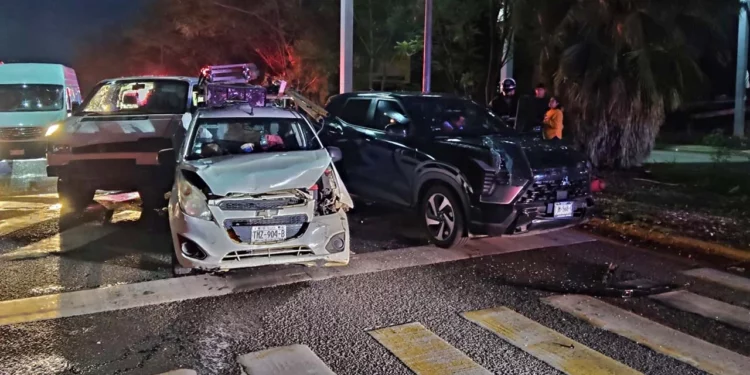 El automóvil Chevrolet Spark quedó con daños materiales severos en su carrocería tras ser el vehículo más afectado durante la carambola.