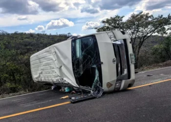 El fuerte accidente movilizó a corporaciones de seguridad y emergencia ante el reporte de varios lesionados, de quienes aún se desconocen sus datos generales.