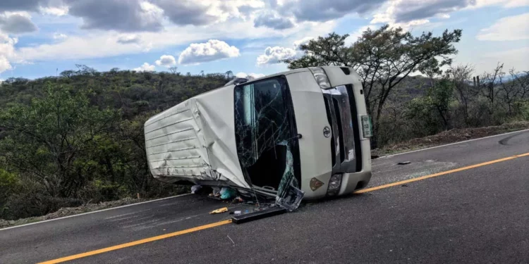 El fuerte accidente movilizó a corporaciones de seguridad y emergencia ante el reporte de varios lesionados, de quienes aún se desconocen sus datos generales.