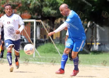 Fotos: Leobardo García Reyes // El maestro Amador Montes jugando futbol en el campo de Ixcotel.