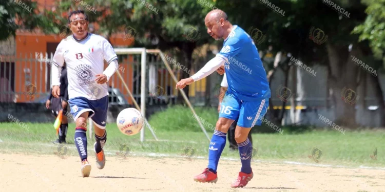 Fotos: Leobardo García Reyes // El maestro Amador Montes jugando futbol en el campo de Ixcotel.