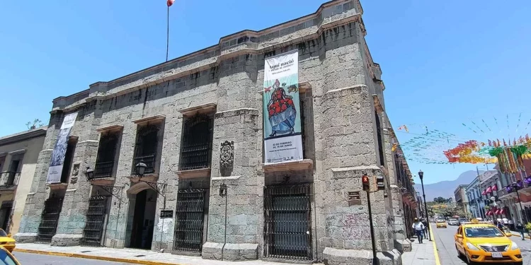 El MUPO es un recinto que abrió al público el 1 de octubre de 2004. Se fundó para que “albergara la plástica de grandes artistas oaxaqueños”.