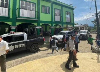 El recinto quedó resguardado por las autoridades tras el apuñalamiento de los dos empleados de la Fiscalía estatal.