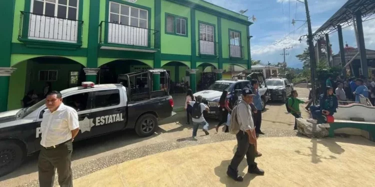 El recinto quedó resguardado por las autoridades tras el apuñalamiento de los dos empleados de la Fiscalía estatal.