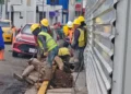 Foto: cortesía // Empleados de empresa particular dañan la vía pública para controlar un socavón o deslave en predio de Plaza Parque.