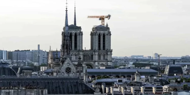 Entre monedas del emperador Constantino, antiguas letrinas medievales y estructuras romanas, los arqueólogos reconstruyen la historia de París bajo la sombra de Notre Dame.