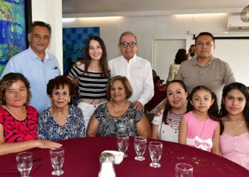 Fotos: Rubén Morales // Evelia Mayoral Gómez celebró su cumpleaños número 82 acompañada por hijos, nietos, familiares y amigos cercanos.