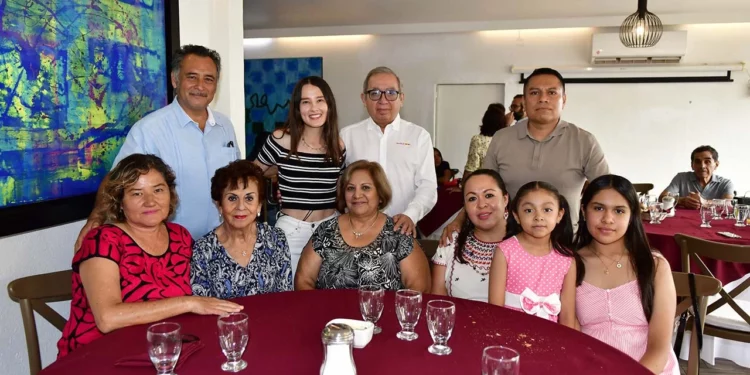 Fotos: Rubén Morales // Evelia Mayoral Gómez celebró su cumpleaños número 82 acompañada por hijos, nietos, familiares y amigos cercanos.