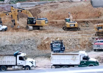 Foto: Adrián Gaytán // Incesante tránsito de maquinaria pesada. Destrucción y despojo del patrimonio de los oaxaqueños.