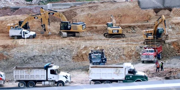 Foto: Adrián Gaytán // Incesante tránsito de maquinaria pesada. Destrucción y despojo del patrimonio de los oaxaqueños.