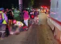 La motocicleta Itálika DM250 quedó destruida tras impactar contra el costado del vehículo Fiat.