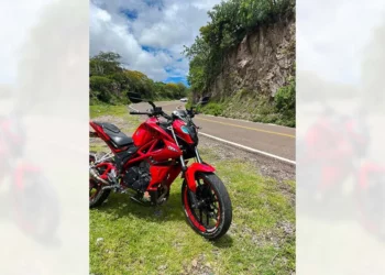 La motocicleta color rojo con negro, con placas 91SWS5 de Oaxaca, está siendo buscada.