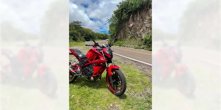 La motocicleta color rojo con negro, con placas 91SWS5 de Oaxaca, está siendo buscada.