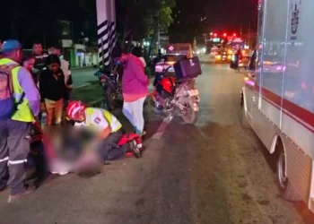 La motocicleta Itálika DM250 quedó destruida tras impactar contra el costado del vehículo Fiat.