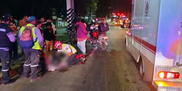 La motocicleta Itálika DM250 quedó destruida tras impactar contra el costado del vehículo Fiat.