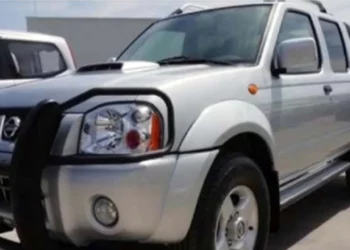 La unidad robada es una camioneta marca Nissan, tipo Frontier, color blanco, de doble cabina y modelo 2011.