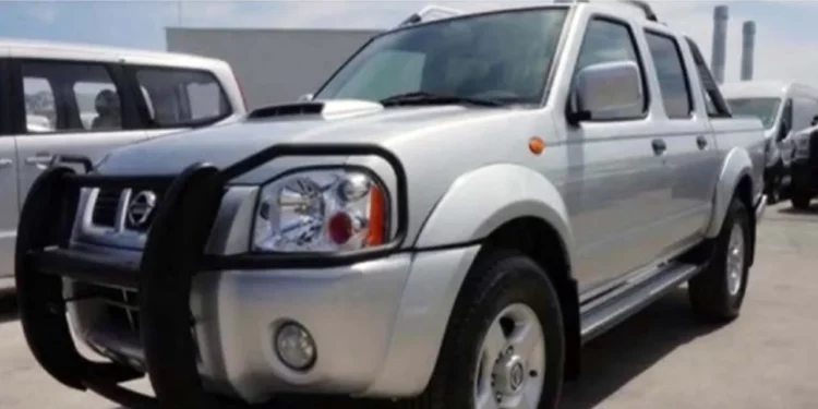 La unidad robada es una camioneta marca Nissan, tipo Frontier, color blanco, de doble cabina y modelo 2011.