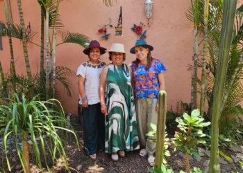 Fotos: Rubén Morales // Laura García posa feliz y rodeada del cariño de sus hijas, Shomara y Doménica Solís.