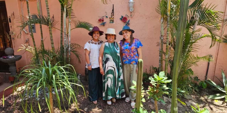 Fotos: Rubén Morales // Laura García posa feliz y rodeada del cariño de sus hijas, Shomara y Doménica Solís.