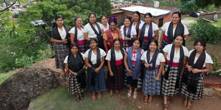 Fotos: Jorge Luis Plata // La cocinera tradicional Abigail Mendoza celebró la graduación de 13 jóvenes que concluyeron el taller "Raíz de la Vida".
