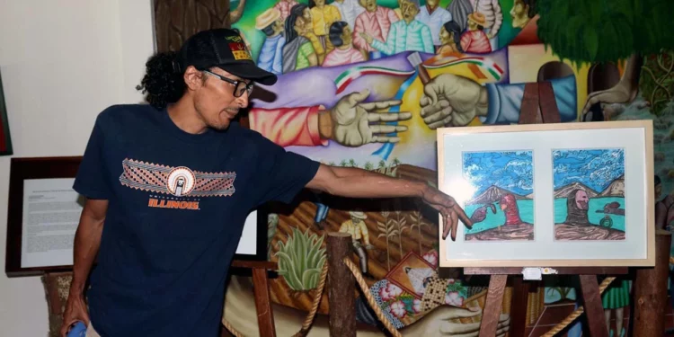Ocho artistas plásticos y gráficos oaxaqueños exponen diferentes obras en la sala principal del museo comunitario.