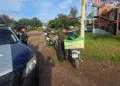 Paramédicos de Bomberos estabilizan al motociclista tras sufrir una grave herida.