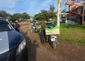 Paramédicos de Bomberos estabilizan al motociclista tras sufrir una grave herida.