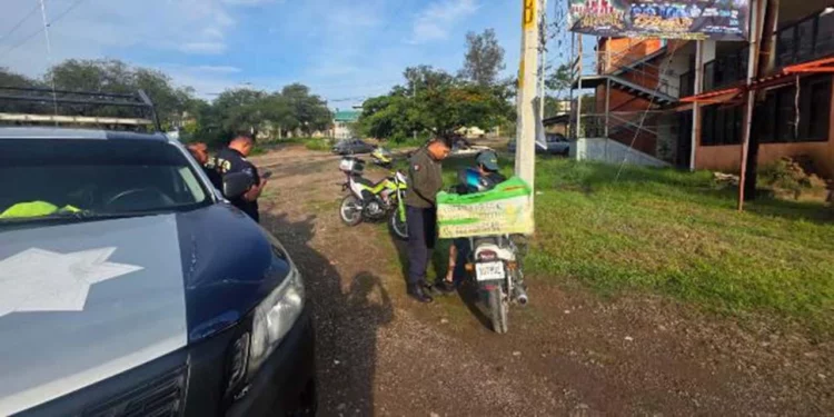 Paramédicos de Bomberos estabilizan al motociclista tras sufrir una grave herida.