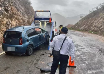 Paramédicos de Capufe y elementos de la Policía Vial Estatal brindaron auxilio inmediato a las tres pasajeras originarias de Santa María Tonameca.