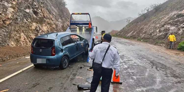 Paramédicos de Capufe y elementos de la Policía Vial Estatal brindaron auxilio inmediato a las tres pasajeras originarias de Santa María Tonameca.