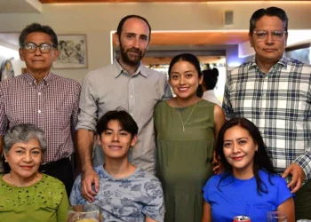Fotos: Rubén Morales // Romel Matus celebrando sus 16 años junto a sus orgullosos padres, Lili Montero y Romel Matus.