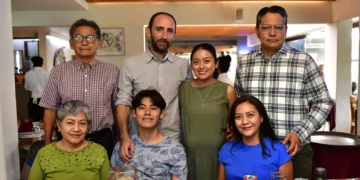 Fotos: Rubén Morales // Romel Matus celebrando sus 16 años junto a sus orgullosos padres, Lili Montero y Romel Matus.
