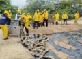 Foto: redes sociales // Trabajadores de Pemex intentan recoger el hidrocarburo derramado en zona urbana.
