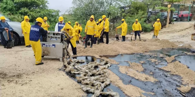 Foto: redes sociales // Trabajadores de Pemex intentan recoger el hidrocarburo derramado en zona urbana.