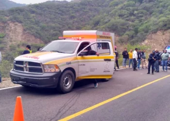 Una ambulancia del municipio de Teotitlán de Flores Magón trasladó de urgencia a Pedro P. G. hacia un hospital tras sobrevivir a una caída de 300 metros de profundidad.