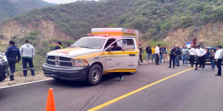 Una ambulancia del municipio de Teotitlán de Flores Magón trasladó de urgencia a Pedro P. G. hacia un hospital tras sobrevivir a una caída de 300 metros de profundidad.