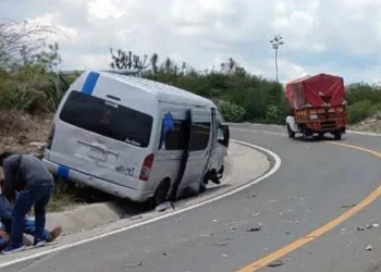 Una URVAN de pasaje y una camioneta de redilas chocaron de frente sobre la carretera federal Huajuapan-Tehuacán, dejando un saldo de cuantiosos daños materiales y múltiples lesionados.