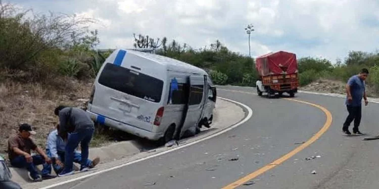 Una URVAN de pasaje y una camioneta de redilas chocaron de frente sobre la carretera federal Huajuapan-Tehuacán, dejando un saldo de cuantiosos daños materiales y múltiples lesionados.