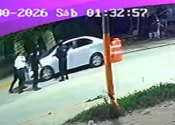 El conductor del vehículo gris burló el retén de alcoholimetría en la Avenida del Rosario tras dar positivo en la prueba.